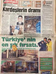 HÜRRİYET GAZETESİ DOĞUM GÜNÜ HEDİYESİ - 6 AĞUSTOS 2000 -TAM TAKIM 44 SAYFADIR -Akşener-Mehmet Niyazoğlu-Erdal Acar-Hakkı Koç-Mehmet Sırrı Öztürk-Numan Hatipoğlu-Murat Bardakçı-Oktay Ekşi-Kemal Yazar-Turgay Şeren-İlhan Soyler-Suat Kaya-Savio-Raul-Faruk-Marcio-Vedat-Savio-Emre-Lucescu-Bülent Candan-Tetteh-Zeki-Orhan-Sergen Yalçın-Ümit Aydınoğlu-Fuat Kars  Hayal değil gerçek-Bu da Balina Operasyonu-Yurtdışına çıkışı yasaklandı-Vakf ‘alma’ değil ‘verme’ yerdir-4 kişi 227’şer milyar kazandı-Büyük devletisiniz bize destek olun-Erdal Acar’ın yerini biliyorum-Olay kararnamede hükümet rahatladı-Denizli sıkıntılı-Fener’in Eyüp şovu-Revivo: F.Bahçe bir ömre bedel-Aslan’ın nefesi yetmedi-Lucescu’dan pembe tablo-Emre saklandı!-Galatasaray’a Alman panzeri-Trabzon şaşırttı-Sergen Yalçın Trabzon’u seçti-Terim ilk kupasını aldı-Maç Salıya bilet kapıya!-Skandal yaratan fotoğraflar-Sevgili değil dostuz-Duygusallık kısa sürdü-Kızlar Ahmet hocasına aşık-Ölürken iki can kurtardı-Trafiğe 9 kurban-Maganda vur