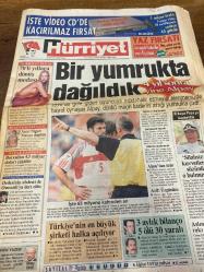 HÜRRİYET GAZETESİ DOĞUM GÜNÜ HEDİYESİ - 25 HAZİRAN 2000 -TAM TAKIM 46 SAYFADIR -Oktay Ekşi-İlber Ortaylı-Murat Bardakçı-N.Ergin-Halil ÖZKAN-İlhan Söyler-Urguay Şeren-Salih Keçeci-Yener ALTUNBAŞ-Nezih Açıkgoz-Vladimir Putin-Süleyman Demirel-Madeleine Albright  Bir yumrukta dağıldık-Hırsımın kurbanıyım-Ah Alpay vah Arif-4 yıl önce 4 yıl sonra-Alpay’dan özür-Silahsız Kuvvetler sözü bulundu-Desedinin desteği de Osmanlı Padişahı’na yeter oldu-Türkiye’nin en büyüğü şirketi halka açılıyor-3 aylık bilanço %15.3’ü yaralı-Aslında hiç rakı sevmezdi-Borsadan 6 milyar dolar çektiler-70’li yıllara dönüş modası-Serdar Ortaç jandarma ağlattı-İpeksiç haremimi Bodrum’da açtı-Rusya’da aç mahkumlar balık avına gönderiliyor-Putin Baba’nın yolunda-Emrin olur Albright  Euro 2000