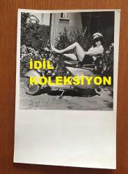 FİGEN HAN'IN ORİJİNAL 2'Lİ FOTOĞRAF SETİ - 18 x 12 cm EBADINDA - FİGEN HAN MOTORSİKLETİN ÜZERİNDE POZ VERİRKEN ÇEKİLMİŞ 2 FARKLI KARE
