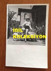 FİGEN HAN'IN ORİJİNAL 2'Lİ FOTOĞRAF SETİ - 18 x 12 cm EBADINDA - FİGEN HAN MOTORSİKLETİN ÜZERİNDE POZ VERİRKEN ÇEKİLMİŞ 2 FARKLI KARE