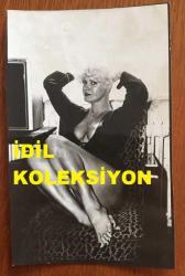 FİGEN HAN'IN ORİJİNAL 2'Lİ FOTOĞRAF SETİ - 16 x 10 cm EBADINDA - FİGEN HAN ''36 YAŞINDAYIM AMA HALA GÜZELİM'' DEDİĞİ SIRADA KADRAJA ÖZEL OLARAK POZ VERİRKEN ÇEKİLMİŞ BİR KARE