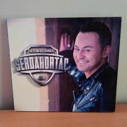 Cd Serdar Ortaç Çek elini kalbimden 2015. Orijinal. kitapçık yok. dinlemeyi etkilemeyen çizikler var. Sorunsuz çalışıyor.