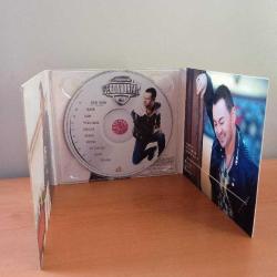 Cd Serdar Ortaç Çek elini kalbimden 2015. Orijinal. kitapçık yok. dinlemeyi etkilemeyen çizikler var. Sorunsuz çalışıyor.