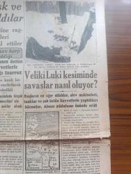 Cumhuriyet Gazetesi - 12 İkincikanun (Ocak) 1943 - İki taraflı güçlükler Cumhuriyet başmakale - yurtta karakış başladı fotoğraf - Ruslar Georgievsk Ve Piatigorsku geri aldılar - Veliki Luiki mevsiminde savaşlar nasıl oluyor - şark cephesinden fotoğraflar - Alman harp tebliği düşmanın Üstün kuvvetlerle yaptığı taarruz ağır ve Kanlı kayıplar verdirilerek tardedildi - general Giraud'un teşkil edeceği Ordu - atlantik'teki büyük savaş - Varlık vergisi tahsilatı dün İstanbul'da 1.343.737 lira ödendi - Harbin dördüncü yılında tarafsız Türkiye - Askeri Vaziyet Yazan Emekli General H. Emir Erkilet Yazı Dizisi - Fransa'nın Alman işgaline geçen limanlarında makineli muhafız birlikleri fotoğraf - Kahire sokaklarında filmi Çemberlitaş sinemasında - kanlı meydan filmi yalnız İpek sinemasında - beni tarih kitapları müsabakası - haftanın muayen günlerinde halka balık verilecek - kar izleri örttü yazan Henri Bordeaux Yazı Dizisi - korsan Kaptan filmi Perşembe akşamı elhamra sinemasında - altın 31 lira