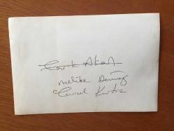 MELİKE DEMİRAĞ'IN ORİJİNAL FOTOĞRAFI - 18 x 12 cm EBADINDA - MELİKE DEMİRAĞ, TUNCEL KURTİZ ve ARKADAŞLARI BİR AĞACIN ALTINDA DİNLENİRKEN ÇEKİLMİŞ BİR KARE