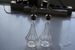 2 ADET CAM KOLONYA ŞİŞESİ - GELİN ŞİŞE - GÜMÜŞ OSMANLI KAPAKLI + PLASTİK TIPALI  (İ6 KASA