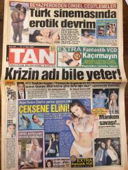 SÜPER TAN GAZETESİ DOĞUM GÜNÜ HEDİYESİ - 16-17 MAYIS 2004 -TAM TAKIM 8 SAYFADIR -Beyazperdeden cinsel çeşitlemeler Türk Sinemasında Erotik Devrim-Türk Sinemasında Cinsellik-Rafet el Roman ile davası süren Tuğba Altıntop-Salih Güney-Cüneyt Arkın-Seyyal Taner-Serpil Çakmaklı-Fulden Uras-Hülya Koçyiğit-Türkan Şoray-Müjde Ar-Şevket Atoşlu-Ayşe Hatun Önal-Deniz Akkaya-Güzide Duran-Savaş Kalafat-Teoman-Suna Kan  Türk sinemasında erotik devrim-Bir dizi Müjde Ar erotizmi-Krizin adı bile yeter-Çeksene elini-Manken savaşı-Cinsel kaygıların rüyaya yansıması-İbret alınacak olaylar-Aynı evde yaşamakla aids bulaşmaz-Cinselliğin kitabı-Kıyamet kapıda-Yatak tekniği-Tatu ustası-Sucu itiraf ettiren rüya-Cinsellikte hipnozun gücü-Aşkın faydaları  Alt başlıklar: Saygın kadınların eteğini kaldırmak elbette bir ‘hayat kadını’nın eteğini kaldırmaktan daha heyecan verici olacak-Cinsel içerikli filmler-Sosyal içerikli filmler-Müjde Ar entelektüel bir cinselliğin kadını mı-Bu filmlerin en önemlileri-Manken şark