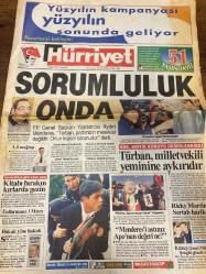 HÜRRİYET GAZETESİ DOĞUM GÜNÜ HEDİYESİ - 1 MAYIS 1999 -TAM TAKIM 44 SAYFADIR -Aydın Menderes-Merve Kavakçı-Ertuğrul Özkök-Oktay Ekşi-Abdullah Öcalan-Ricky Martin-Sertab Erener-Berna Eren-Erdal Acar-Seda Sayan-Semra Özal-Gülben Ergen-Lale Şen-Çağla Şikel-Sibel Can-Emel Sayın-Pamela Anderson-İsmail Er-Del Solar-Hagi-Okan-Hakan Şükür-Popescu-İlhan Soyter-Bülent Turgay Vardar-Bayram Aydın-Emily Watson-Rachel Griffiths-Robin Williams-Penelope Cruz-Reis Çelik-Ferhan Şensoy-Ata Demirer-Cem Yılmaz  Sorumluluk onda-Türban, milletvekili yeminin aykırıdır-Menderes’i astınız Apo’nun değeri ne?-Kitabı bırakın kırlarda gezin-Üniformasız 1 Mayıs-Hukuk yine hukuk-Hızlı playboyun ilginç bahanesi-Dayakçı kocaya döndü-Kalp krizi için 10 emir-300 kilo olacak-Dünyayı dolaşacaklar-FIFA isyan etti-Ekmeğinizle oynuyorsunuz-İdmanı beğenmedi-Del Solar idmandan kovuldu-Aslan finişe koşuyor-Yarısı yetti-Kosova’ya yardım eli-Popescu’nun nişanlısı da maçtaydı-Menajerlerle sis engeli-Hagi klasını konuşturdu-Paylaşıla - İdil Koleksiyon