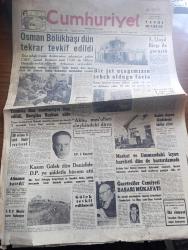 Cumhuriyet Gazetesi - 26 Temmuz 1957 - Osman Bölükbaşı Dün Tekrar Tevkif Edildi -  Osman Bölükbaşı dün Hilton oteli'nde Tevfik kararını okurken fotoğraf - İngiltere Dışişleri Bakanı Selwyn Lloyd Londra Büyükelçisi Muharrem Nuri Birgi İle Görüştü - Tunus'ta Dün Cumhuriyet İlan Edildi Burgiba Başkan Oldu - Akis Dergisi Mesulleri Aleyhindeki Dava- Bursa Üzerine Düşen Askeri Uçak 18 Ev Ve Dükkanı Yıktı 15 Ölü 19 Yaralı Var fotoğraf - Kasım Gülek Dün Denizli'de Demokrat Parti'ye Şiddetle Hücum Etti - Gazeteciler Cemiyeti Başarı Mükafatı Röportaj Birinciliğini Ömer Sami Coşar Kazandı - Atatürk'le Nasır Kıyaslanırken - Yanlış Zifaf Yazan Kemal Bilbaşar Yazı Dizisi - 2. Dünya Savaşı'nın Son Artıkları - 81 Bin evlenecek kız yazan Burhan Felek- Günümüzün Meşhurları Frank Sinatra Kimdir - Büyük Casuslar Derleyen A. Cemalettin Saraçoğlu Yazı Dizisi - Denizgücü İle Elektrik Boks Karşılaşması - Avrupa Şampiyon Kulüpler Turnuvası - Emniyetli Fahir Ülgür Adaletle Anlaştı - Selma Hassan Rekor Kırdı