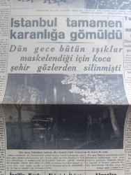 Cumhuriyet Gazetesi - 2 Birincikanun (Aralık) 1940 - Romanya'da neler oluyor yazan Yunus Nadi Başmakale - yüksek bir şevk içinde cephelere hareket eden Yunan askerleri fotoğraf - İstanbul tamamen karanlığa gömüldü - dün gece bütün ışıklar maskelendiği için koca şehir gözlerden silinmişti fotoğraf - Yunanlıların taarruzu muvaffakiyetle neticelendi - Hindiçini Siyam çarpışmaları - Brendizi şehri bombalar altında - İngiliz tayyareleri 12.000 kilo bomba atarak askeri hedefleri yaktılar - Alman fırkaları bugün kralın önünde geçit resmi yapacaklar - Fenerbahçe 4 Vefa 3 fotoğraf - İngiliz Kralı George Almanya'ya Akın yapan tayyarecilerle bir gece geçirdi fotoğraf - Almanlar Southampton'a çok şiddetli bir taarruz yaptılar - Akdeniz'de İtalyan donanması tasfiye edilirken - Amerika süratle 166 torpido yapıyor - milli müdafaa vekili Saffet Arıkan İstanbul'da - sığınakların rolü - Japonların kurduğu hükümeti İngiltere ve Amerika tanımıyorlar - Galatasaray galip - ölüme karşı savaş filmi Sakaryada