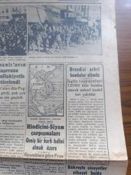 Cumhuriyet Gazetesi - 2 Birincikanun (Aralık) 1940 - Romanya'da neler oluyor yazan Yunus Nadi Başmakale - yüksek bir şevk içinde cephelere hareket eden Yunan askerleri fotoğraf - İstanbul tamamen karanlığa gömüldü - dün gece bütün ışıklar maskelendiği için koca şehir gözlerden silinmişti fotoğraf - Yunanlıların taarruzu muvaffakiyetle neticelendi - Hindiçini Siyam çarpışmaları - Brendizi şehri bombalar altında - İngiliz tayyareleri 12.000 kilo bomba atarak askeri hedefleri yaktılar - Alman fırkaları bugün kralın önünde geçit resmi yapacaklar - Fenerbahçe 4 Vefa 3 fotoğraf - İngiliz Kralı George Almanya'ya Akın yapan tayyarecilerle bir gece geçirdi fotoğraf - Almanlar Southampton'a çok şiddetli bir taarruz yaptılar - Akdeniz'de İtalyan donanması tasfiye edilirken - Amerika süratle 166 torpido yapıyor - milli müdafaa vekili Saffet Arıkan İstanbul'da - sığınakların rolü - Japonların kurduğu hükümeti İngiltere ve Amerika tanımıyorlar - Galatasaray galip - ölüme karşı savaş filmi Sakaryada