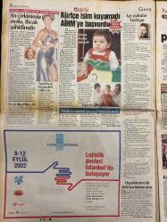 HÜRRİYET GAZETESİ DOĞUM GÜNÜ HEDİYESİ - 6 EYLÜL 2002 -TAM TAKIM 38 SAYFADIR -Recep Tayyip Erdoğan-Emine Erdoğan-Hülya Avşar-Demet Akbağ-Bülent Ecevit-Süleyman Demirel-Oktay Ekşi-Ertuğrul Özkök-Verheugen-Gürsel Aytaç-Adam Davis-Sanderson-Keith Tomayko-Ricky-Charlize Theron-Mirsad Türkcan-Hidayet Türkoğlu-Hüseyin Beşok-Ahmet Kabahasanov-Ahmet Kalkan-Ahmet Kurtuluş-Ahmet Kayaoglu-Hüseyin Özbey-Hüseyin Beşok-Hüseyin Kabataş-Selami Özdemir-Şeref Has-Can Çobanoğlu-Hasan Şaş-Sabancı-Terim-Süreyya Ayhan-Burhan Uslu-İlhan Mansız-Nakata-Sunny Side-Up-Lucescu-Mirza Mansiz-Sumiy Sede-Ümit Davala-Miroslav Stevic-Kalou  Çöküşün 5 nedeni-Steril çadırda yaşıyordu artık özgür-Gen tedavisinin mucize çocuğu-Hülya: En çirkini oydu-Purodan ağzı yandı sigarayı bıraktı-Demet Akbağ Kanal D’de-Emine Hanım taahhüdü-Yaz okulunun tuhaf hocaları-Hoca’dan Tayyip’e oy verme mektubu-HADEP yedi DEHAP’a kaçtı-Suikastten kurtuldu-Açıklamalı yazı-YÖK’ten Türkçe harç-Yüzde 62 dışarda-1.5 metrelik yaratık-Babamızı biz öldü