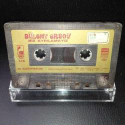 Kaset Bülent Ersoy biz ayrılamayız. Kartoneti yok.Orijinal. sorunsuz çalışıyor