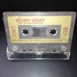 Kaset Bülent Ersoy biz ayrılamayız. Kartoneti yok.Orijinal. sorunsuz çalışıyor