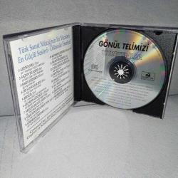 Cd Gönül Telimizi Titretenler. Orijinal 1993 Coşkun plak. Dinlemeyi etkilemeyen çizikler var. Sorunsuz çalışıyor.  Zeki Müren Müzeyyen Senar Münir Nurettin Selçuk Safiye Ayla Behiye Aksoy Hamiyet yüceses Saime S. Tur gülerman Nigar Uluer Mualla Mukadder Suat sayın Sevim deran Perihan Altındağ Gönül akkor.