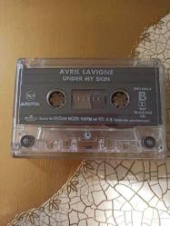AVRIL LAVIGNE * UNDER MY SKIN / KASET