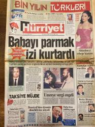 HÜRRİYET GAZETESİ DOĞUM GÜNÜ HEDİYESİ - 26 ARALIK 1999 -TAM TAKIM 44 SAYFADIR -Bin yılın Türkleri-Babayı parmak izi kurtardı-Türkiye yanlış bilgi gönderdi-Taksiye müjde-İnönü’nün yeri-Demirel’den siyasete dönebilirim sinyali-Herkes benim için ağladı-Baba’dan müthiş espri-Umreye vergi engeli-Komutan eşleri mevlitte-Sinema ve tiyatroda Poyrazoğlu fırtınası-Ali Poyrazoğlu-Berin: Binanız’ı oynayabilirim-Dünyaya yalnız zamanında gelin-Fener tılsım bozdu-Zeman inat etme-Ziya Şengül-Yazık-Başkan’a yaylım ateşi-Taraftar Fener’i yalnız bıraktı-Yeni bir başlangıç-Ahmet: Başarı tüm takımın-Sorunumu: Ben şimdi başladım-Besiktaşlı futbolcular Bursaspor galibiyetini kutluyor-Bebişler Karnavalı Çocuk Müzikali-Temel’in Takası-Bremen Mızıkacıları-Soytarılar Okulu-Grizel Çirkin-Uç Baba Hasan-Neseli Çocuklar Komedisi-Pamuk Prenses Çizmeli Kedi-Küçük Denizkızı-Prens ve Periler-Akıladası-Yalan söyleyen yıldızlar-Cia ajanıyım-Barikelik palavrası-Çok mutluyuz dediler az sonra boşandılar-Jodie’nin yalanı-Sili