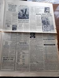 Cumhuriyet Gazetesi - 27 Ekim 1967 - Adnan Menderes Hasan Polatkan Fatin Rüştü Zorlu'nun naaşları 3 Kasım Cuma günü Eyüp'e nakledilecek - Şah ve Şahbanu törenle taç giydi fotoğraf - yeni sınıf geçme ve sınav yönetmeliği uygulanamıyor - son 5 yılda grevler yüzünden 983 bin iş günü kaybolmuş - Bülent Ecevit şimdiye kadar özel teşebbüs doğuda hangi fabrikayı kurmuştur dedi - bir dananın kalbi diğerine takıldı - Eyüp Sultandan Johnsona yazan İlhan Selçuk - 50. Yıldönümünde 1917 ihtilalinin hikayesi - eşek davası yazan Burhan Felek - İpana diş macunu - Mısır ve İsrail'in tutumları sertleşiyor Ortadoğu'da Savaş öncesi havası var - silah sevdası Yazı ve fotoğraflar Sait A. Terzioğlu - tütün kumarı yazan Hikmet Çetinkaya - elhamra İstanbul Tiyatrosu beni kimse durduramaz - Fenerbahçe ve AEK idarecileri maç tarihi konusunda kesin karara varamadılar 9 veya 22 Kasım - Türkiye Basketbol ligi 18 Kasım'da başlayacak - 7. Avrupa voleybol şampiyonası başladı -  Bisikletçi Bedri Sakarya kaza geçirdi