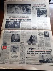 Cumhuriyet Gazetesi - 27 Ekim 1967 - Adnan Menderes Hasan Polatkan Fatin Rüştü Zorlu'nun naaşları 3 Kasım Cuma günü Eyüp'e nakledilecek - Şah ve Şahbanu törenle taç giydi fotoğraf - yeni sınıf geçme ve sınav yönetmeliği uygulanamıyor - son 5 yılda grevler yüzünden 983 bin iş günü kaybolmuş - Bülent Ecevit şimdiye kadar özel teşebbüs doğuda hangi fabrikayı kurmuştur dedi - bir dananın kalbi diğerine takıldı - Eyüp Sultandan Johnsona yazan İlhan Selçuk - 50. Yıldönümünde 1917 ihtilalinin hikayesi - eşek davası yazan Burhan Felek - İpana diş macunu - Mısır ve İsrail'in tutumları sertleşiyor Ortadoğu'da Savaş öncesi havası var - silah sevdası Yazı ve fotoğraflar Sait A. Terzioğlu - tütün kumarı yazan Hikmet Çetinkaya - elhamra İstanbul Tiyatrosu beni kimse durduramaz - Fenerbahçe ve AEK idarecileri maç tarihi konusunda kesin karara varamadılar 9 veya 22 Kasım - Türkiye Basketbol ligi 18 Kasım'da başlayacak - 7. Avrupa voleybol şampiyonası başladı -  Bisikletçi Bedri Sakarya kaza geçirdi