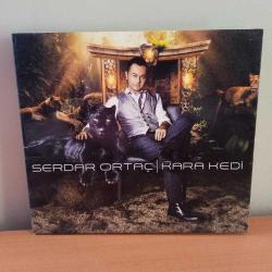 Cd Serdar Ortaç kara kedi albümü. Orijinal. kitapçık yok. dinlemeyi etkilemeyen çizikler var. Sorunsuz çalışıyor