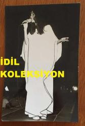 Efemera - MELİKE DEMİRAĞ'IN ORİJİNAL FOTOĞRAFI - 18 x 12 cm EBADINDA - MELİKE DEMİRAĞ ANNESİ RÜÇHAN ÇAMAY'IN TV ÇEKİMİ İÇİN EFES'TE SET ARKADAŞLARIYLA POZ VERİRKEN ÇEKİLMİŞ BİR KARE, 1978 - kitantik - kitaLog