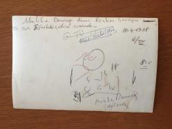 MELİKE DEMİRAĞ'IN ORİJİNAL FOTOĞRAFI - 18 x 12 cm EBADINDA - MELİKE DEMİRAĞ ANNESİ RÜÇHAN ÇAMAY'IN TV ÇEKİMİ İÇİN EFES'TE SET ARKADAŞLARIYLA POZ VERİRKEN ÇEKİLMİŞ BİR KARE, 1978