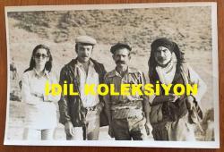 MELİKE DEMİRAĞ'IN ORİJİNAL FOTOĞRAFI - 18 x 12 cm EBADINDA - MELİKE DEMİRAĞ, TUNCEL KURTİZ ve ARKADAŞLARI POZ VERİRKEN ÇEKİLMİŞ BİR KARE