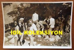 MELİKE DEMİRAĞ'IN ORİJİNAL FOTOĞRAFI - 18 x 12 cm EBADINDA - MELİKE DEMİRAĞ, TUNCEL KURTİZ ve ARKADAŞLARI SET ARASINDA KADRAJA POZ VERİRKEN ÇEKİLMİŞ BİR KARE