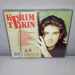 CD Kerim Tekin haykırsam dünyaya albümü. Orijinal. Sarı bandrollü Raks 1997 dönem baskı. Dinlemeyi etkilemeyen çizikler var. Sorunsuz çalışıyor.