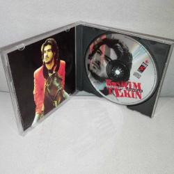 CD Kerim Tekin haykırsam dünyaya albümü. Orijinal. Sarı bandrollü Raks 1997 dönem baskı. Dinlemeyi etkilemeyen çizikler var. Sorunsuz çalışıyor.
