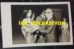 MELİKE DEMİRAĞ'IN ORİJİNAL FOTOĞRAFI - 14 x 9 cm EBADINDA - MELİKE DEMİRAĞ FİLM FESTİVALİNDE ''ARKADAŞ'' FİLMİNDEKİ ROLÜNDEN DOLAYI ÖDÜL ALDI, O GECE KENDİSİNE ÇİÇEK VERİLİRKEN ÇEKİLMİŞ BİR KARE, 1974