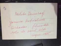MELİKE DEMİRAĞ'IN ORİJİNAL FOTOĞRAFI - 14 x 9 cm EBADINDA - MELİKE DEMİRAĞ FİLM FESTİVALİNDE ''ARKADAŞ'' FİLMİNDEKİ ROLÜNDEN DOLAYI ÖDÜL ALDI, O GECE KENDİSİNE ÇİÇEK VERİLİRKEN ÇEKİLMİŞ BİR KARE, 1974