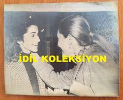 MELİKE DEMİRAĞ'IN AJANS BASIMI BÜYÜK BOY FOTOĞRAFI - 22 x 18 cm EBADINDA - MELİKE DEMİRAĞ NEŞE İÇİNDE SOHBET EDERKEN ÇEKİLMİŞ BİR KARE