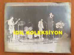 MELİKE DEMİRAĞ'IN AJANS BASIMI BÜYÜK BOY FOTOĞRAFI - 22 x 18 cm EBADINDA - MELİKE DEMİRAĞ SAHNEDE ŞARKI SÖYLERKEN ÇEKİLMİŞ BİR KARE