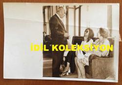 YEŞİLÇAM'IN USTA İSMİ FERİDUN ÇÖLGEÇEN'İN ORİJİNAL FOTOĞRAFI - 18 x 12 cm EBADINDA - FERİDUN ÇÖLGEÇEN NİŞANLISI HAYAL SİRER KOMŞUSUYLA KAVGA ETTİKTEN SONRA ADLİYEDE BİRLİKTE BEKLERKEN ÇEKİLMİŞ BİR KARE