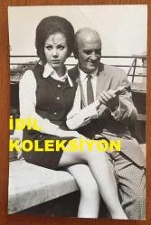 YEŞİLÇAM'IN USTA İSMİ FERİDUN ÇÖLGEÇEN'İN ORİJİNAL FOTOĞRAFI - 18 x 12 cm EBADINDA - FERİDUN ÇÖLGEÇEN ve NİŞANLISI HAYAL SİRER EL ELE TUTUŞURLARKEN ÇEKİLMİŞ ÖZEL BİR KARE