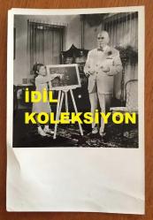 YEŞİLÇAM'IN USTA İSMİ FERİDUN ÇÖLGEÇEN'İN ORİJİNAL FOTOĞRAFI - 18 x 12 cm EBADINDA - FERİDUN ÇÖLGEÇEN BİR FİLM SAHNESİNDE KÜÇÜK KIZ ÇOCUĞU İLE AYNI KAREDE