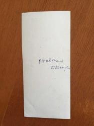 YEŞİLÇAM'IN USTA İSMİ FERİDUN ÇÖLGEÇEN'İN ORİJİNAL FOTOĞRAFI - 18 x 8,5 cm EBADINDA - FERİDUN ÇÖLGEÇEN BİR FİLM SAHNESİNDE ELİNDE PARALARI TUTARKEN ÇEKİLMİŞ BİR KARE