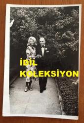 YEŞİLÇAM'IN USTA İSMİ FERİDUN ÇÖLGEÇEN'İN ORİJİNAL 2'Lİ FOTOĞRAF SETİ - 18 x 12 cm EBADINDA - FERİDUN ÇÖLGEÇEN, HAYAL SİRER'DEN AYRILDIKTAN SONRA DİCLEHAN BABAN'LA NİŞANLILIĞI SÜRECİNDE NİŞANLISIYLA PARKTAKİ AĞAÇLARIN ve ÇİÇEKLERİN ARASINDA DOLAŞIP SARILIRKEN ÇEKİLMİŞ 2 ÖZEL KARE (ÖZEL ARŞİV)