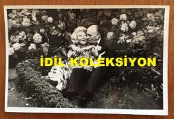 YEŞİLÇAM'IN USTA İSMİ FERİDUN ÇÖLGEÇEN'İN ORİJİNAL 2'Lİ FOTOĞRAF SETİ - 18 x 12 cm EBADINDA - FERİDUN ÇÖLGEÇEN, HAYAL SİRER'DEN AYRILDIKTAN SONRA DİCLEHAN BABAN'LA NİŞANLILIĞI SÜRECİNDE NİŞANLISIYLA PARKTAKİ AĞAÇLARIN ve ÇİÇEKLERİN ARASINDA DOLAŞIP SARILIRKEN ÇEKİLMİŞ 2 ÖZEL KARE (ÖZEL ARŞİV)