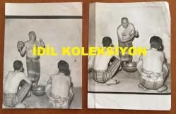 YEŞİLÇAM'IN USTA İSMİ FERİDUN ÇÖLGEÇEN'İN ORİJİNAL BÜYÜK BOY 2'Lİ FOTOĞRAF SETİ - 24 x 18 cm EBADINDA - FERİDUN ÇÖLGEÇEN HAMAMDA YIKANIRKEN ÇEKİLMİŞ 2 FARKLI KARE (ÖZEL ARŞİV)
