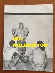 YEŞİLÇAM'IN USTA İSMİ FERİDUN ÇÖLGEÇEN'İN ORİJİNAL BÜYÜK BOY 2'Lİ FOTOĞRAF SETİ - 24 x 18 cm EBADINDA - FERİDUN ÇÖLGEÇEN HAMAMDA YIKANIRKEN ÇEKİLMİŞ 2 FARKLI KARE (ÖZEL ARŞİV)