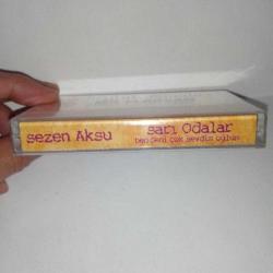 Kaset Sezen Aksu Sarı Odalar Ben seni çok sevdim oğlum. orijinal Ambalajında sıfır albüm. Kaset kabında çatlak var. Yedek kap ile gönderim yapılacaktır.