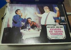 Evlidir Ne Yapsa Yeridir Filmi Lobi Kartı - Hülya Koçyiğit Kadir İnanır # 1