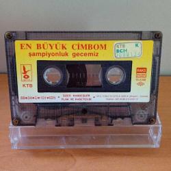 Kaset Galatasaray En Büyük Cimbom Şampiyonluk Gecemiz. Orijinal. 1988 kağıt baskı. kartonet yok baştan sona dinlendi sorunsuz çalışıyor.  Cengiz Kurtoğlu, Arif susam, Orhan Ayhan, Mehmet Yüktaşır
