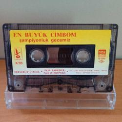 Kaset Galatasaray En Büyük Cimbom Şampiyonluk Gecemiz. Orijinal. 1988 kağıt baskı. kartonet yok baştan sona dinlendi sorunsuz çalışıyor.  Cengiz Kurtoğlu, Arif susam, Orhan Ayhan, Mehmet Yüktaşır