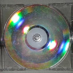 Cd Grup Hepsi Şaka. Kartoneti yok. Dinlemeyi etkilemeyen yoğun çizikler var. Baştan sona dinlendi sorunsuz çalışıyor. Cd kutusu ile gönderim yapılacaktır