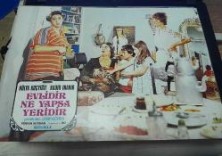 Evlidir Ne Yapsa Yeridir Filmi Lobi Kartı - Hülya Koçyiğit Kadir İnanır # 2