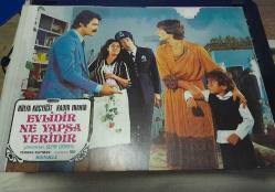 Evlidir Ne Yapsa Yeridir Filmi Lobi Kartı - Hülya Koçyiğit Kadir İnanır # 3
