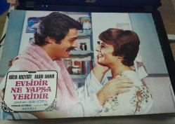 Evlidir Ne Yapsa Yeridir Filmi Lobi Kartı - Hülya Koçyiğit Kadir İnanır # 4